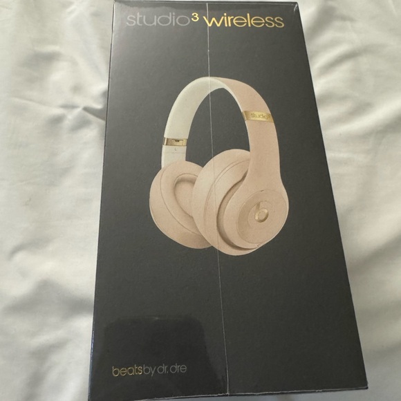 Beats Studio3 Wireless Headphones - Desert Sand - Picture 2 of 5